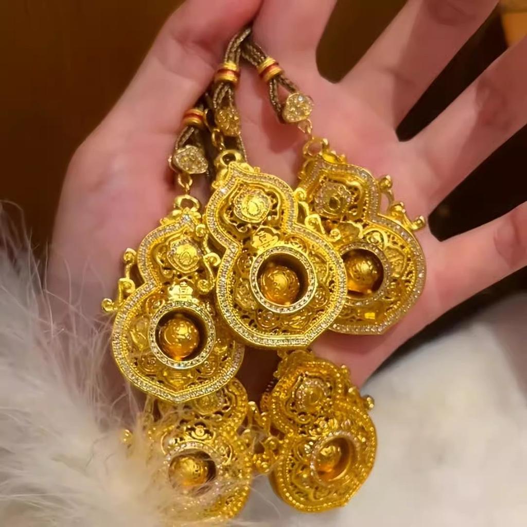 New Chinese-style Wei Xue-inspired Ancient Gold-plated and Engraved Rotating Gourd Necklace for Women, Adorned with Diamonds, Symbolizing the Four