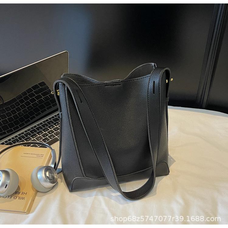 This Year's Popular Bag Bucket Bag Women's 2025 New Commuter Fashion Shoulder Bag Retro Versatile Casual Messenger Bag