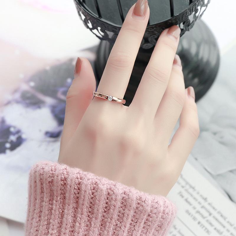 Anillo de Acero Titanio Chapado en Oro Rosa con Diamante Único - Joyería de Moda Femenina Estilo Coreano