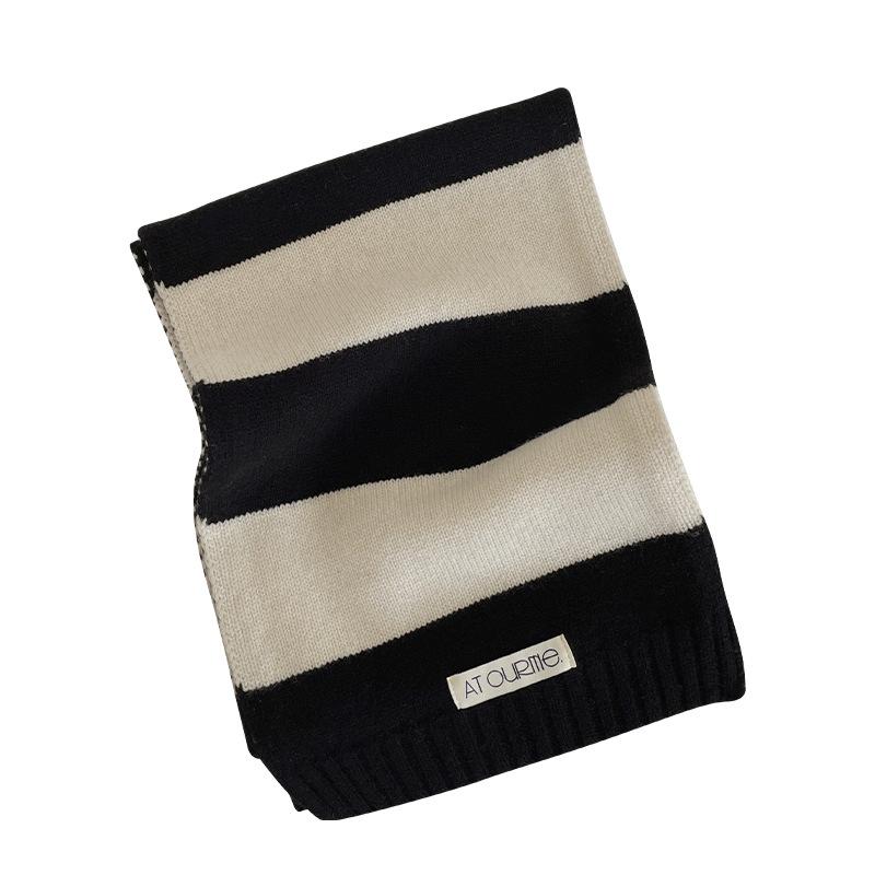 This is a new autumn and winter versatile scarf with a color blocking atmosphere and a high end look  It is a fashionable and warm scarf for women