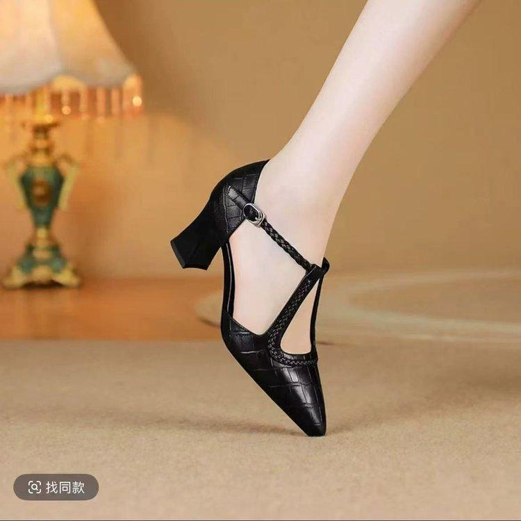 Pointed sandals women's 2025 summer new temperament thin Korean version versatile hollow sandals thick heel soft sole high heels