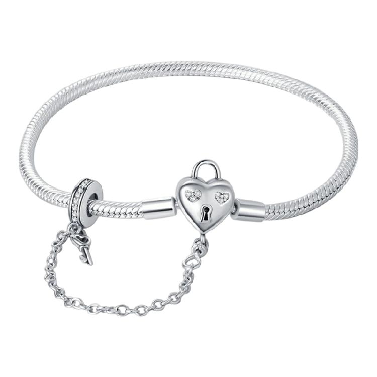 

Multipurpose Beautifully Crafted Flower and Rhinestones Bracelet Suitable for Gifting on Birthdays or Anniversaries 20cm