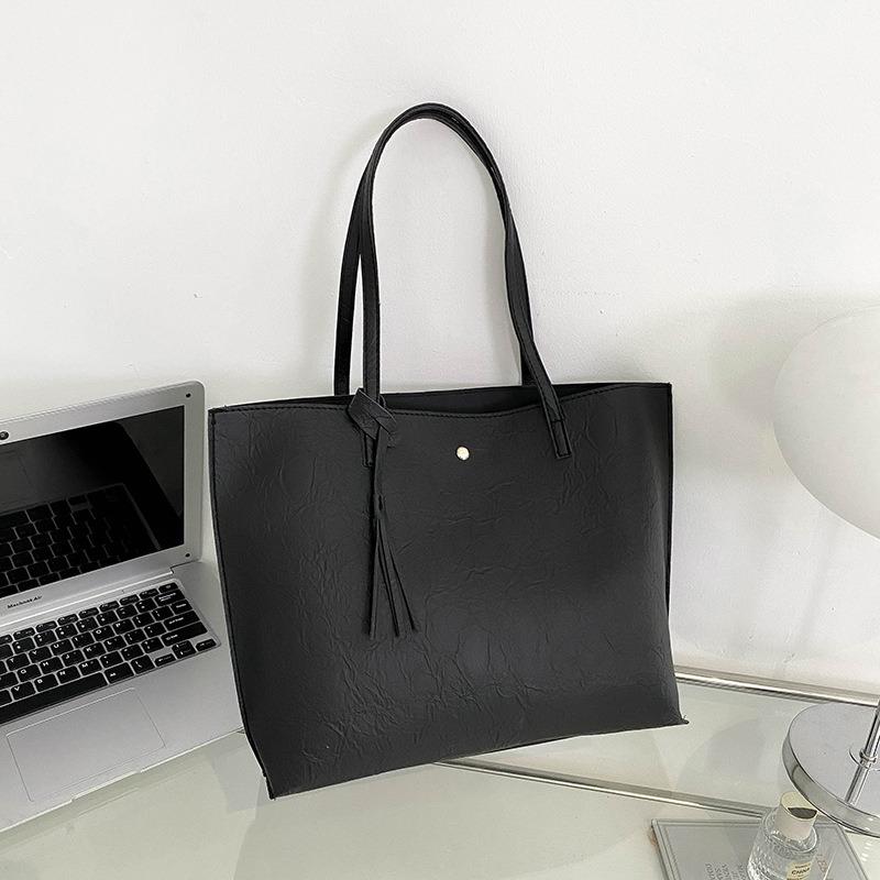 Autumn new tassel women's bags, shoulder handbags, large-capacity handbags, and fashionable bags.