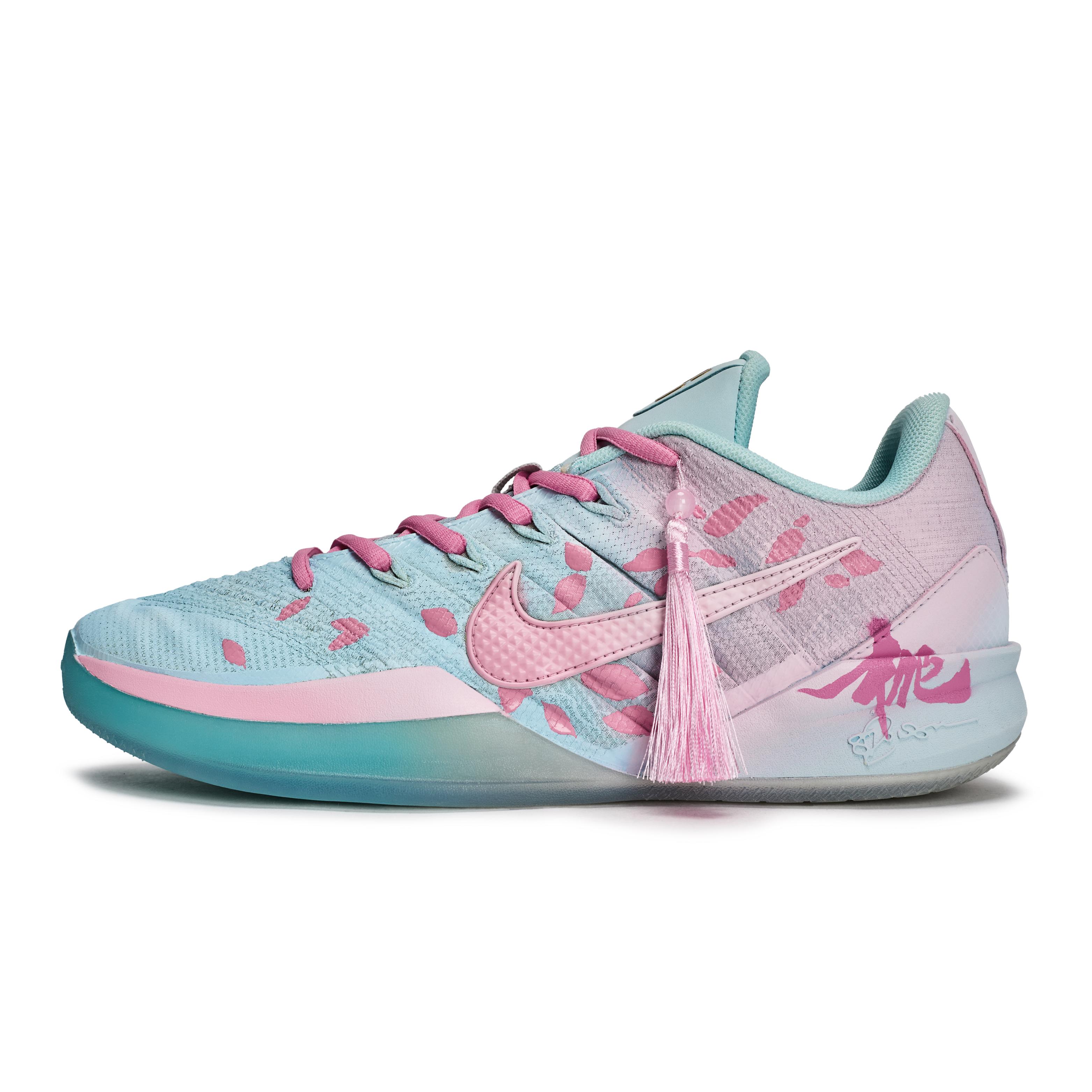 

Nike Sabrina 3 811 Manufacturing, Canglang Peach Blossom Abrasion Resistant Low top Basketball Shoes Unisex Pink Blue HF2882-400(Team80-) 40.5