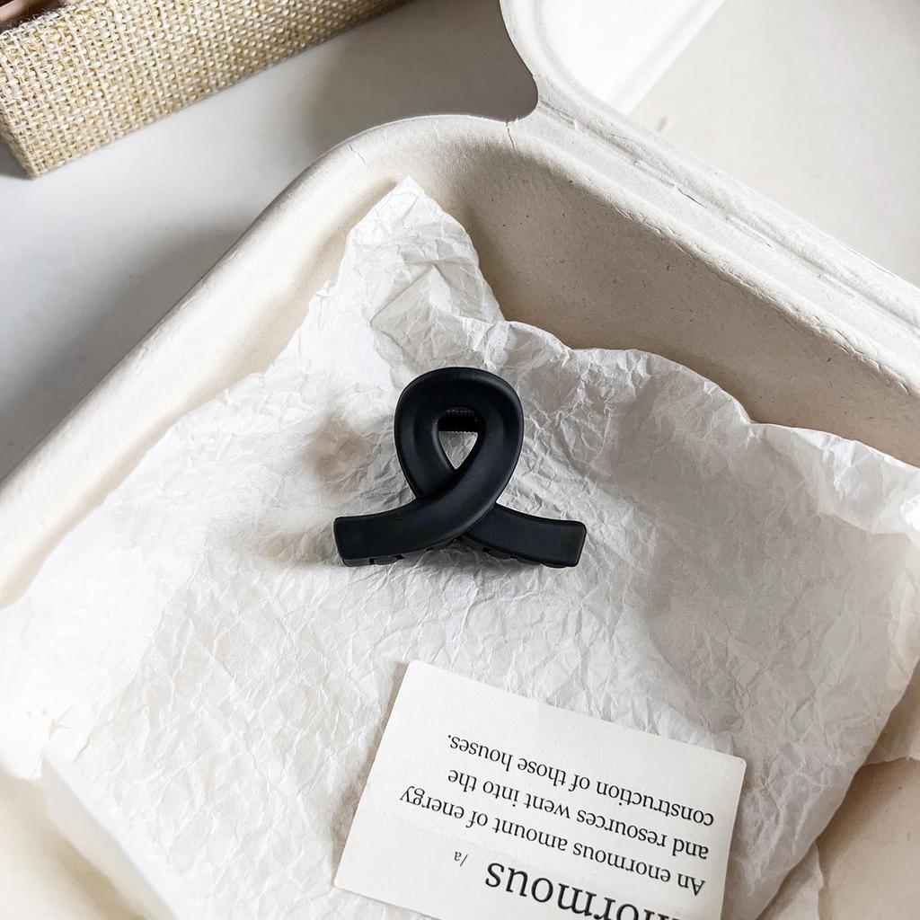 Pince à cheveux polyvalente en forme de requin floral givré pour queues de cheval et coiffures à moitié nouées