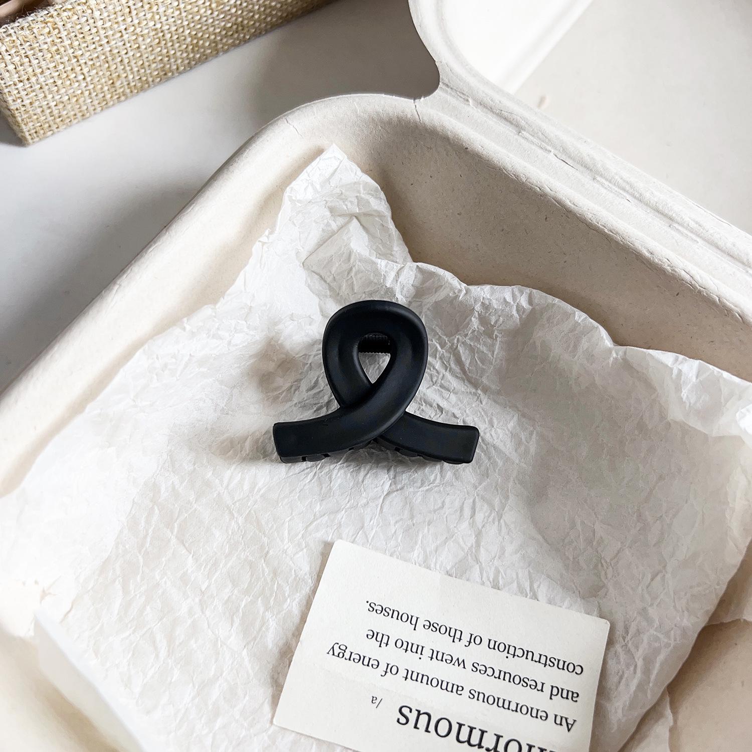 

Универсальная заколка для волос в виде акулы с матовым цветочным узором для хвостиков и полузавязанных причесок PS