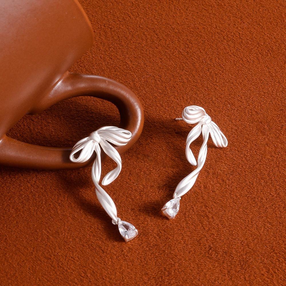 

Milk Huhu Bow Ribbon Earrings Zircon Pendant Earrings Clips Women s No Ear Piercings Temperament Sweet Milk Earrings