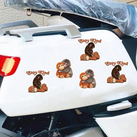 Protect Punch The Monkey Aufkleber Niedlicher Babyaffe hält Plüschtier Aufkleber Warme Heilungsaufkleber für Kinder Dekoration Und Geschenke