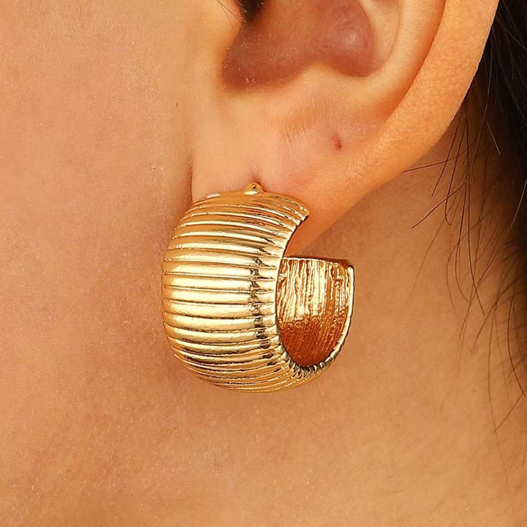 European & American Cold Style Metal Stud Earrings: Retro, High-End, Smooth Design with Personality Ear Cuffs