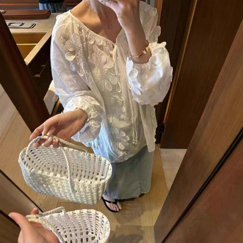 

Korean-Style Women s Long-Sleeve Embroidered Lace Patchwork Shirt - Spring 2025 Trend M белый