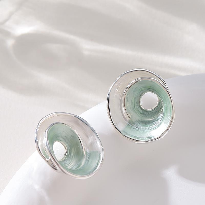 Stylish exquisite simple holiday style paint rotating conch stud earrings high-end temperament versatile commuter earrings