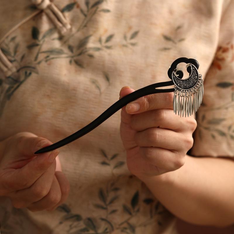 

Ancient Style Hanfu Horse Face Skirt Tassel Hairpin