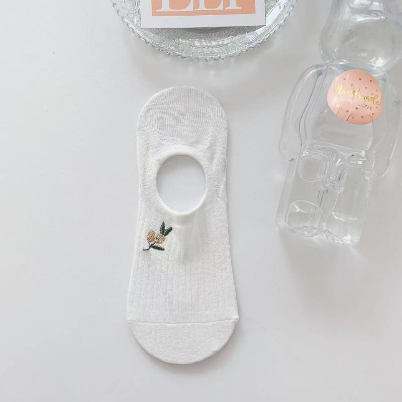 Summer Thin, White, Versatile and Cute Cartoon Shallow Boat Socks for Women, Breathable, Sweat-absorbing and Invisible Socks for Women