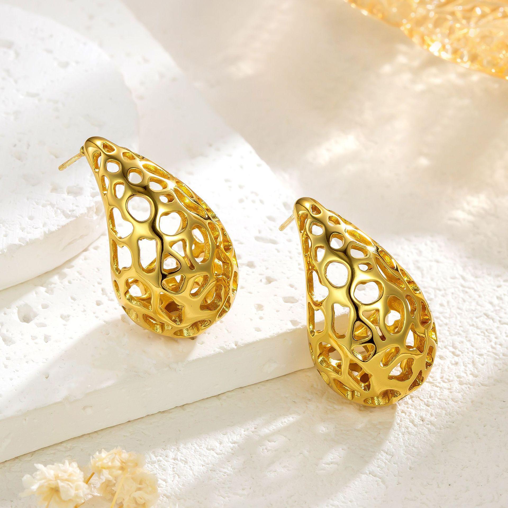 

Модные полые серьги золотой