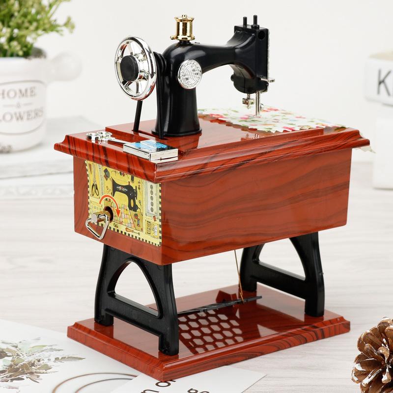 1 Stück Lebensmittelgeschäft Vintage Imitation Holz Kleine Nähmaschine Modell Spieluhr Kunst Chinesische Geschenke