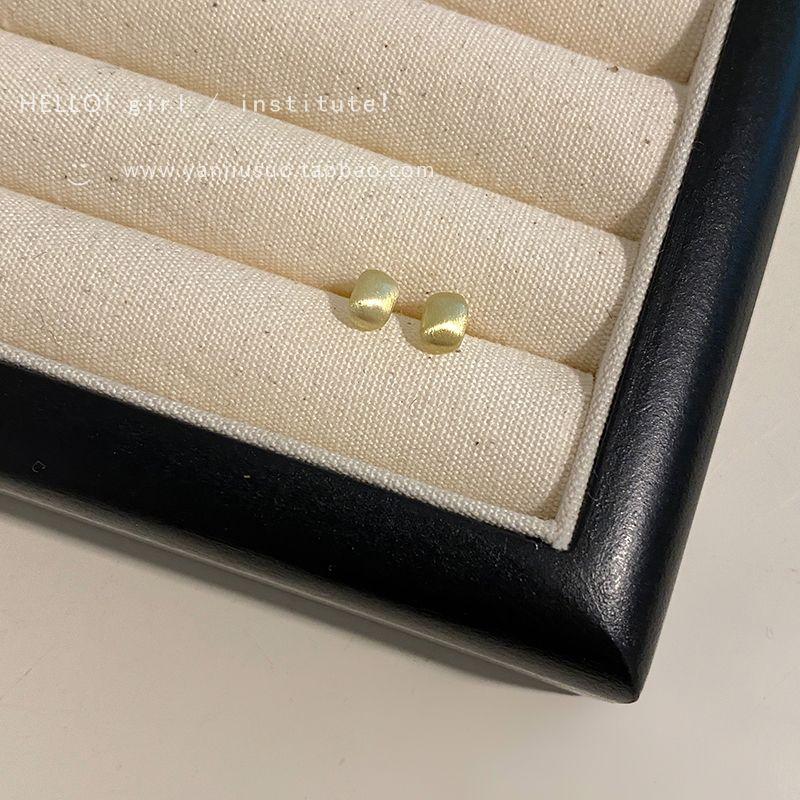 

Gold Brushed Bean-Shaped Stud Earrings New Arrival 2025 Hot-Selling Earrings Women s Cold Style Minimalist Elegant Minority All-Match Earrings Small size Golden brushed peas