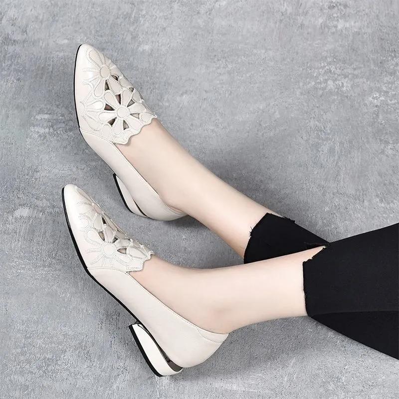 Damen niedliche spitze schwarze Lederblumen-Hohlschnitt-Quadratabsatzschuhe Dame klassische Hotel-Arbeitsbüro-Schuhe ab779