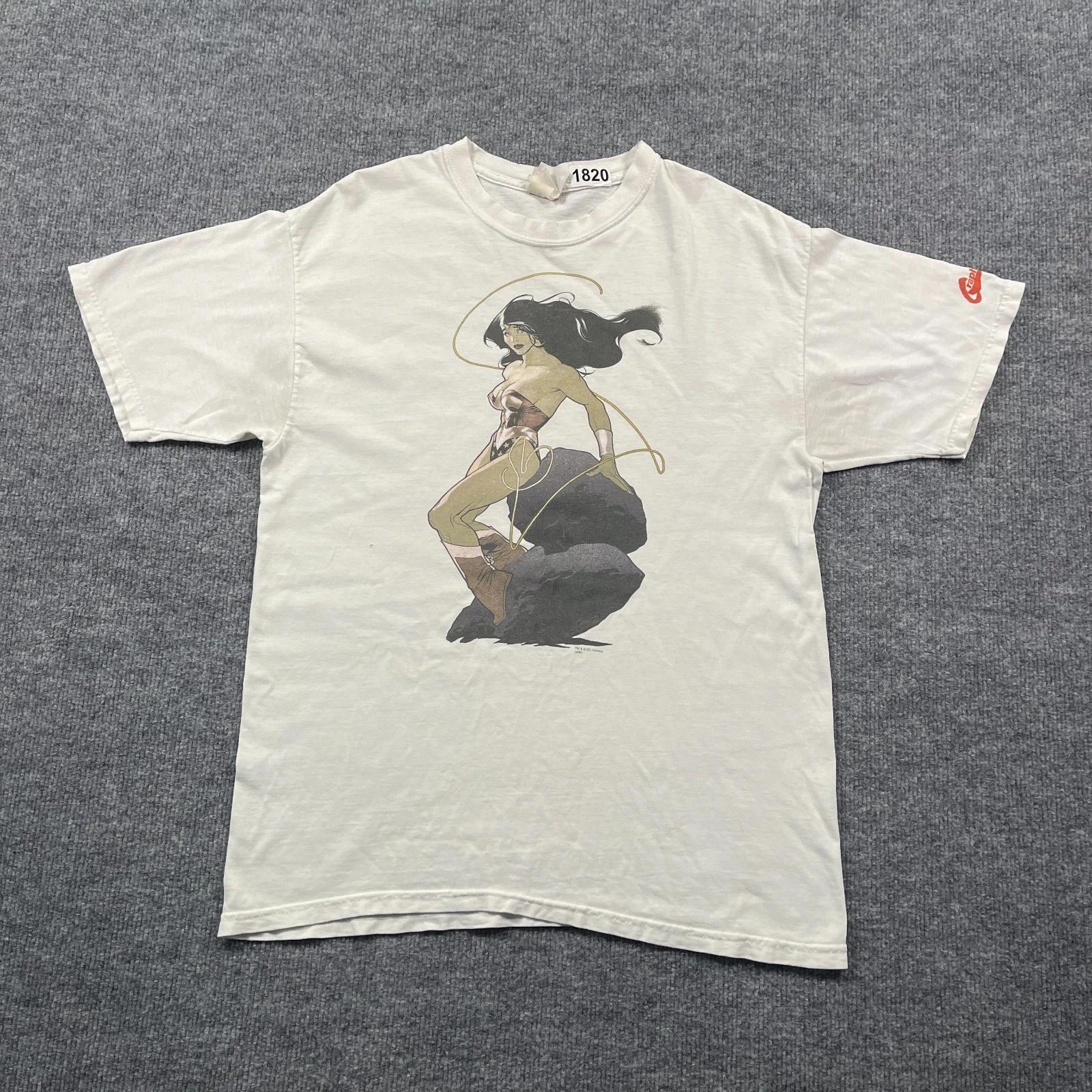 DC-Comics 2009 Wonder-Woman Shirt Medium 19x26 White Graphitti S
