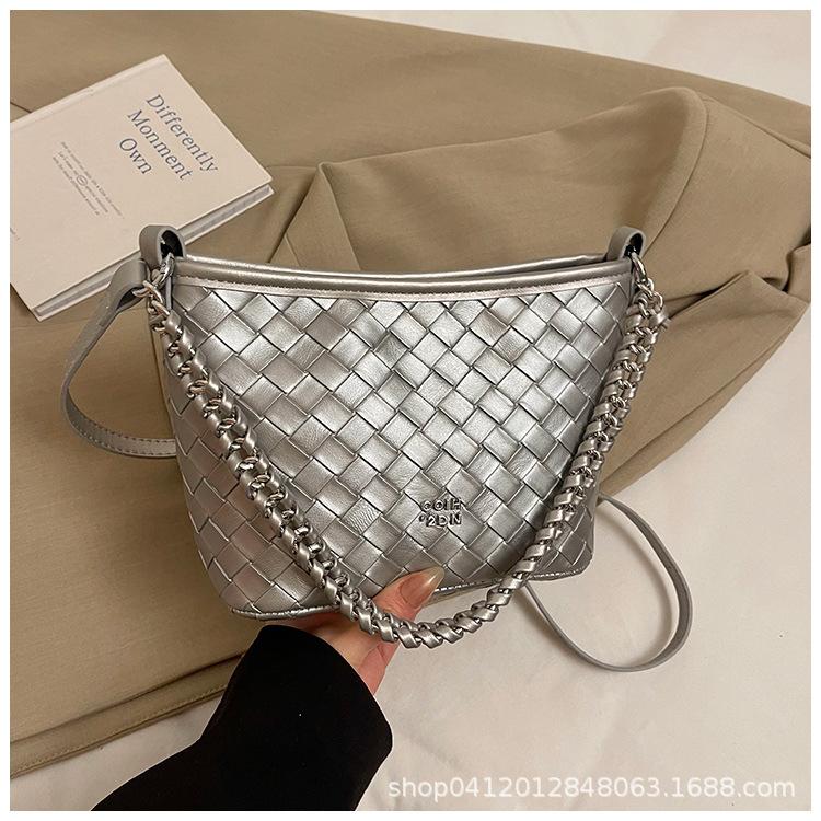 Korean fashion niche simple shoulder portable commuter small bag women 2025 new woven messenger bag stray bag