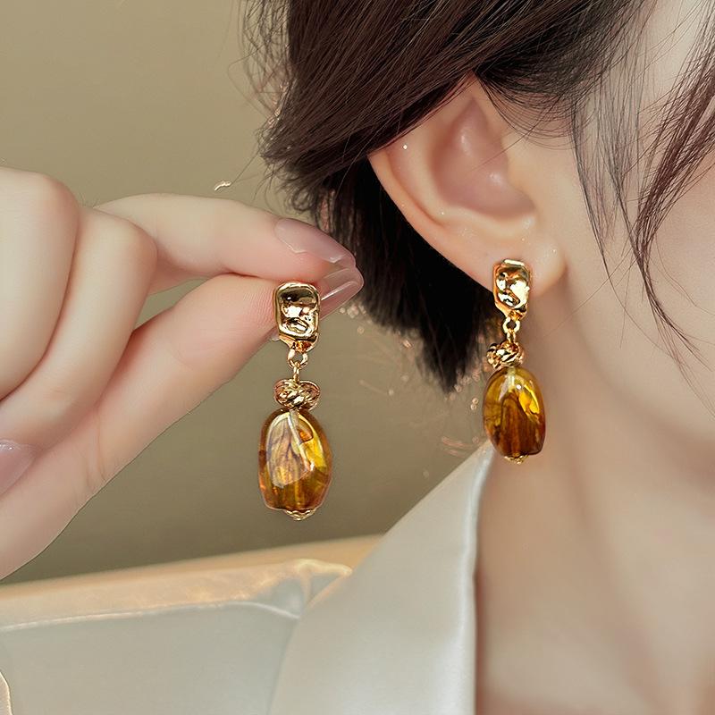 Maillard Retro Coffee Earrings Vintage Hong Kong Luxury Studs Chic Versatile Accessories for Women