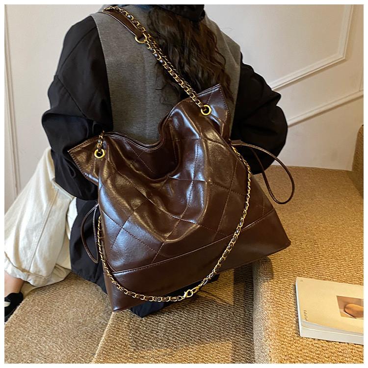 IELGY Oil Leather Retro Large-Capacity Tote Bag Loose Commuter Shoulder Portable Bucket Bag