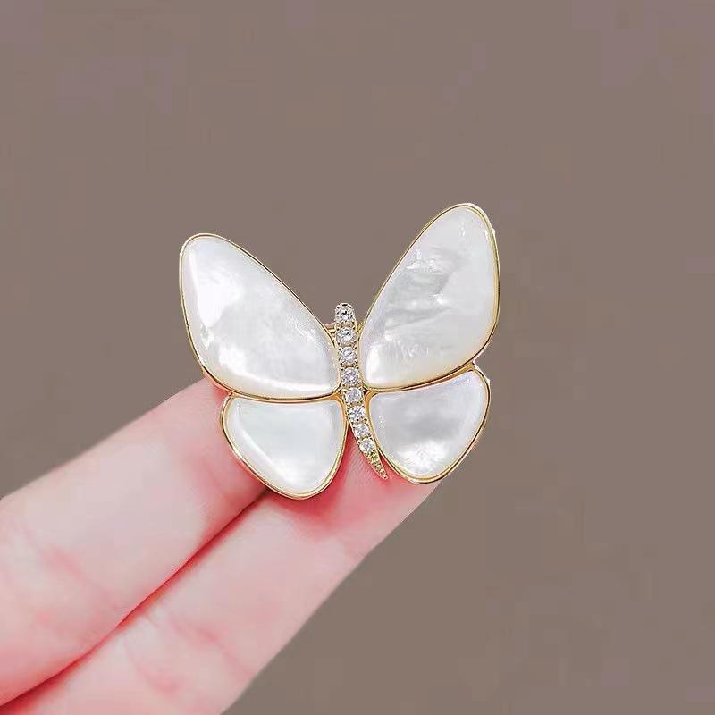 Meng Wanzhou's Pearl Butterfly Brooch: A Chic Accessory Protecting the Mother-of-pearl, Perfect for Elegant Women's Suits.