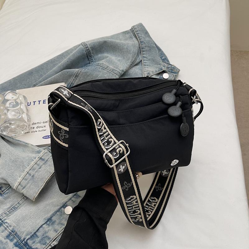 

2025 новая женская многослойная сумка простая и модная сумка-подушка сумка через плечо сумка-мессенджер тканевая легкая маленькая сумка тренд чёрный