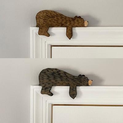 Décoration de Porte Animale Ours Amusant Allongé dans le Coin de Votre Porte Art Mural Décoration Mignonne Sculpture de Cadre de Porte