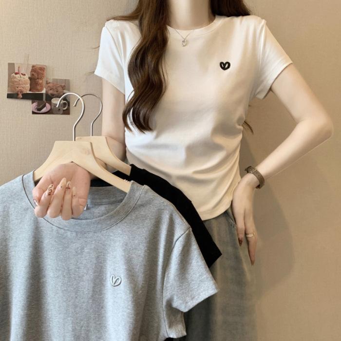 

White round neck front shoulder short-sleeved t-shirt women s 2025 new summer slim-fit and thin three-dimensional embroidered top S белый