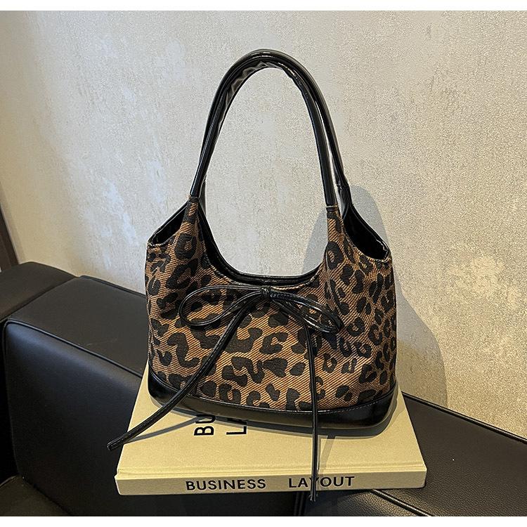 

Large-capacity bags, women s autumn and winter 2024 new casual shoulder shopping bags, popular commuter tote bags this year
