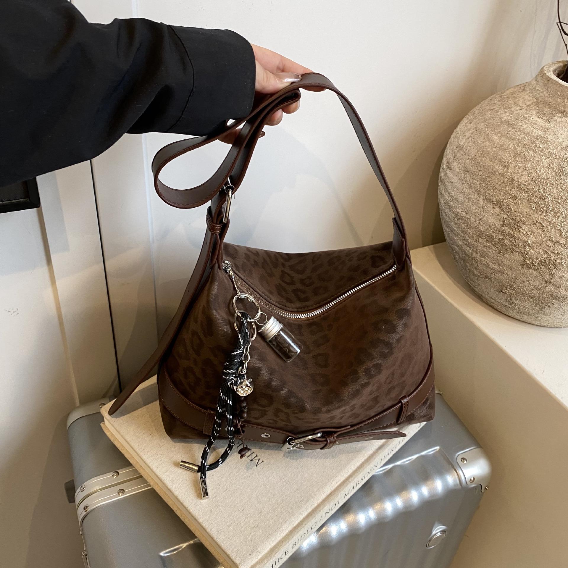 2025 Retro Large Capacity Frosted Crossbody Bag for Daily Commute