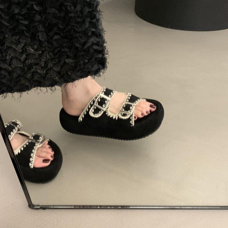 Thick-soled Fashion Outer Wear Belt Buckle Cool Slippers Women's Shoes 2025 New Summer Outer Wear Red Beach Sandals