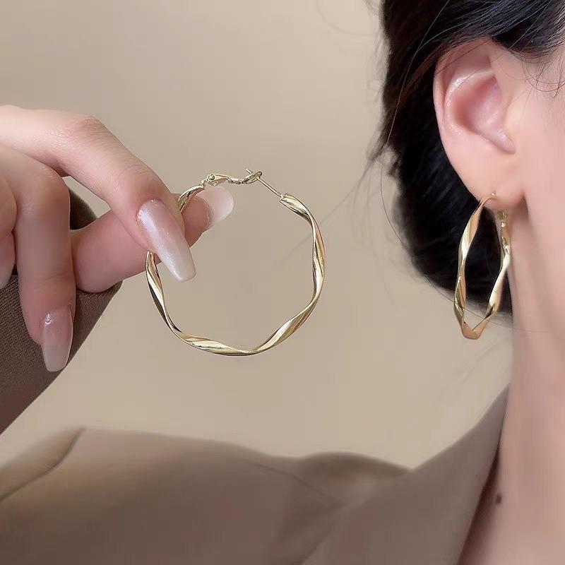 Gold Ring Earrings Women's Ear Buckles Light Luxury High-end Earrings Autumn and Winter Ring Earrings