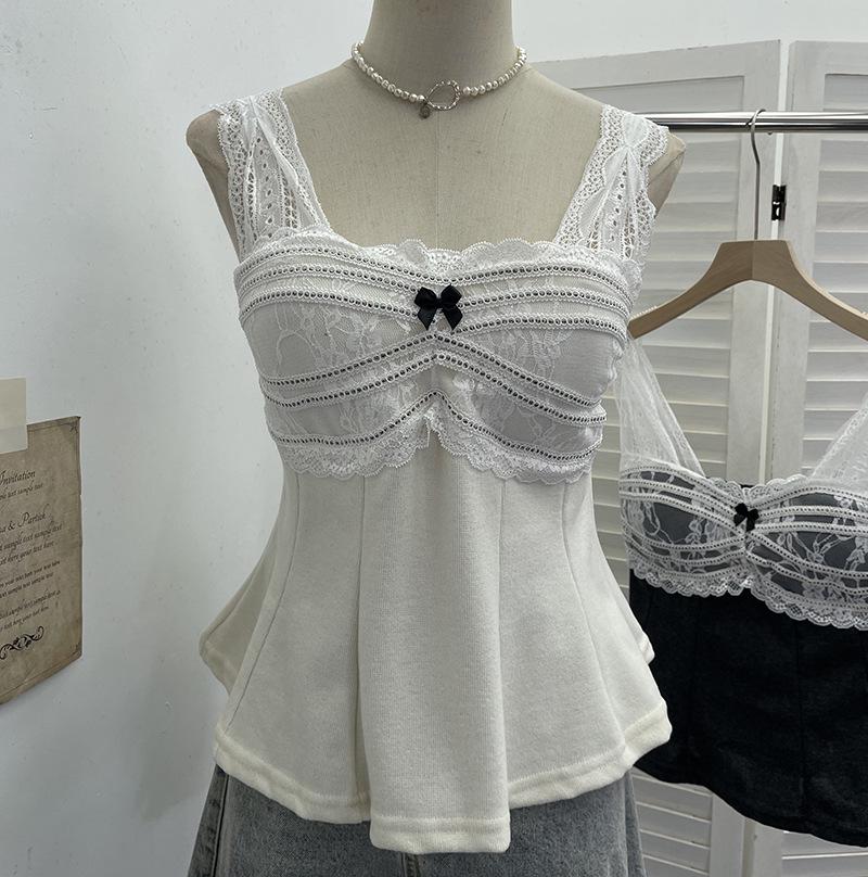 

Color-Contrasted Lace Trim Camisole with Chest Pads - Slim Fit Short Sleeve Top One Size білий