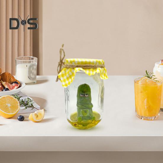 Mračitý Uhorkový Socha v Priehľadnom Pohári Smutná Ustarostená Nakladaná Uhorka Figúrka Socha Domáca Kancelária Stolová Dekorácia Ozdoba Vianočný Darček