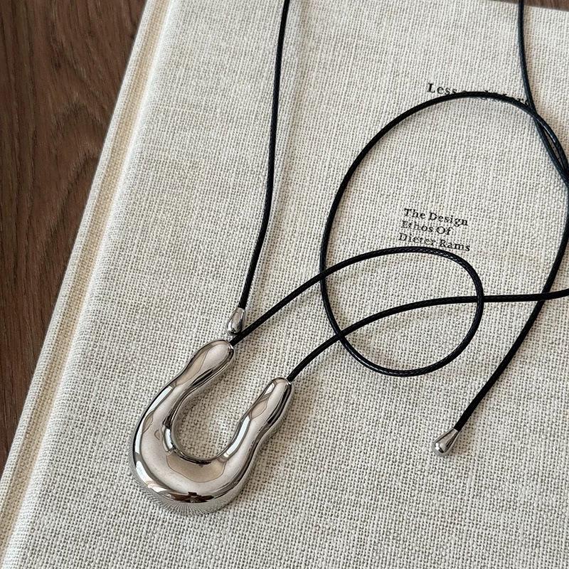 U-shaped Metal Horseshoe Pendant Necklace - Women's Luxury Long Sweater Chain.
