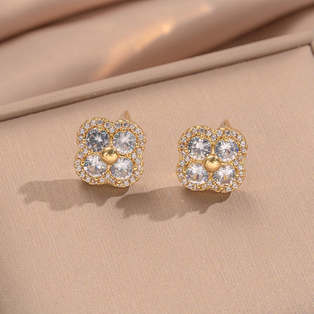2025 Luxurious Zircon Four-Leaf Clover Stud Earrings: High-End, Versatile, and Radiantly Shiny with Exquisite Temperament.
