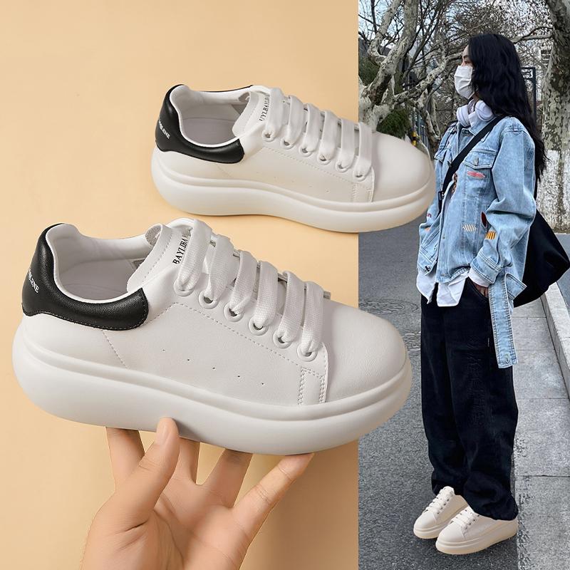 Glossy Heel Tab Sneakers Women Five Eyelet Platform Round Toe Slanted Vent Marks Thick Pale Shoes