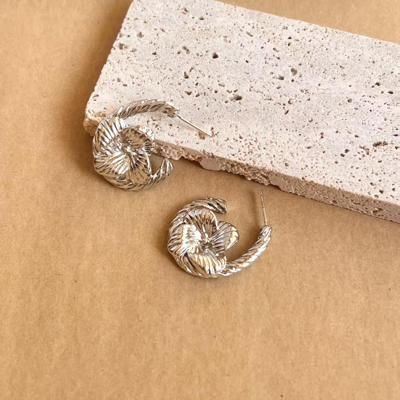 

Dong Jie Floral Knot C-Shaped Earrings - Double-Sided Design, Chic High-End Luxury Studs срібний