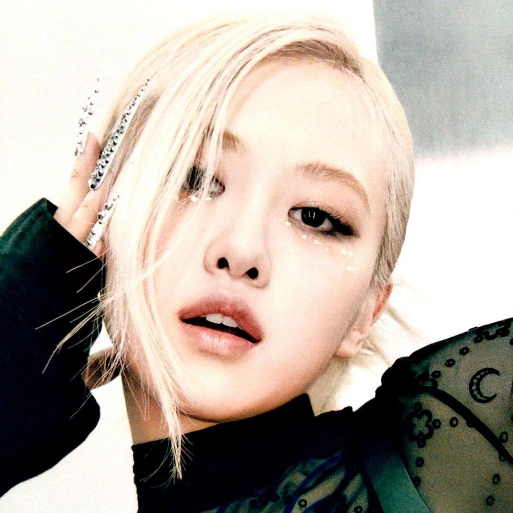 [USED] Rose autographed 2L size photo…BLACKPINK…Rose…18