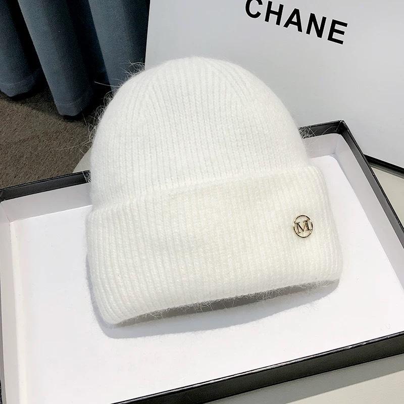 Winter Fashion Popular Soft Unisex Character Travel Keep Warm Knitted Beanies Solid Metal Letter 100% Polyester