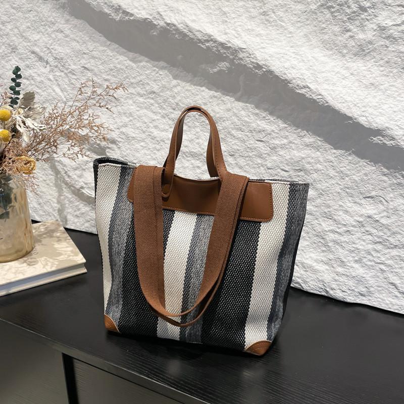 

Stylish Large Tote Bag For Women In Green Khaki And Black Pu Material Perfect For Everyday Use чорний