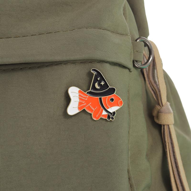 Pin's Émaillés Poisson Rouge Personnalisés Broches Chapeau de Sorcière Col de Chemise Revers Badges Mignons Drôles Animal Sorcier Bijoux Cadeau pour Enfants Amis