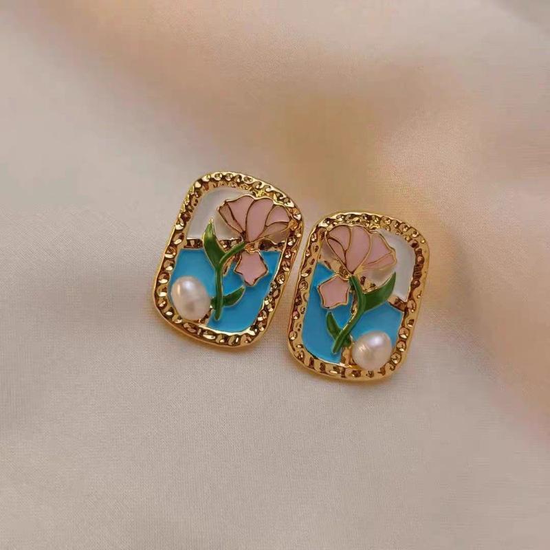 French Baroque Green Flower Earrings with Pearls розовый