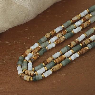 Maillard Modischer personalisierter Schmuck: Mehrfarbige Halskette aus Natursteinperlen und vergoldetem Titanstahl.