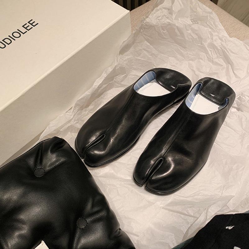 Fashion Novelty Split Toe Shoes Woman Ninja Tabi Slippers Leather Slides Comfy Mules Femmes Clog Sandals Pettitoes Loafers Women Flats