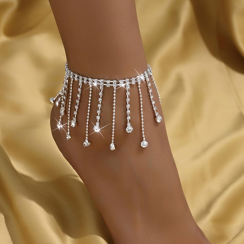 Stilvoller Damenschmuck, eine einfache Fußkette mit einer funkelnden Quaste