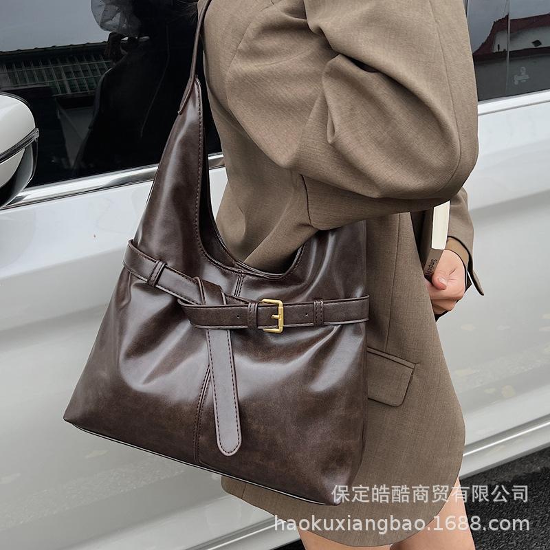 Retro bag women's large capacity 2025 new autumn and winter versatile simple shoulder bag popular commuter tote bag this year