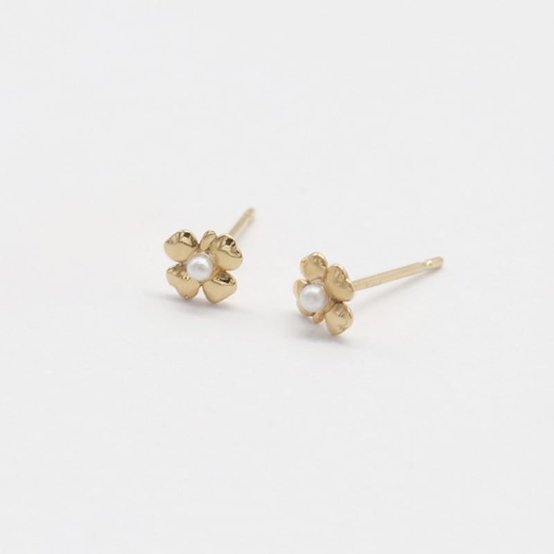 OR D`OR [14K] Mini Pearl Flower Earrings