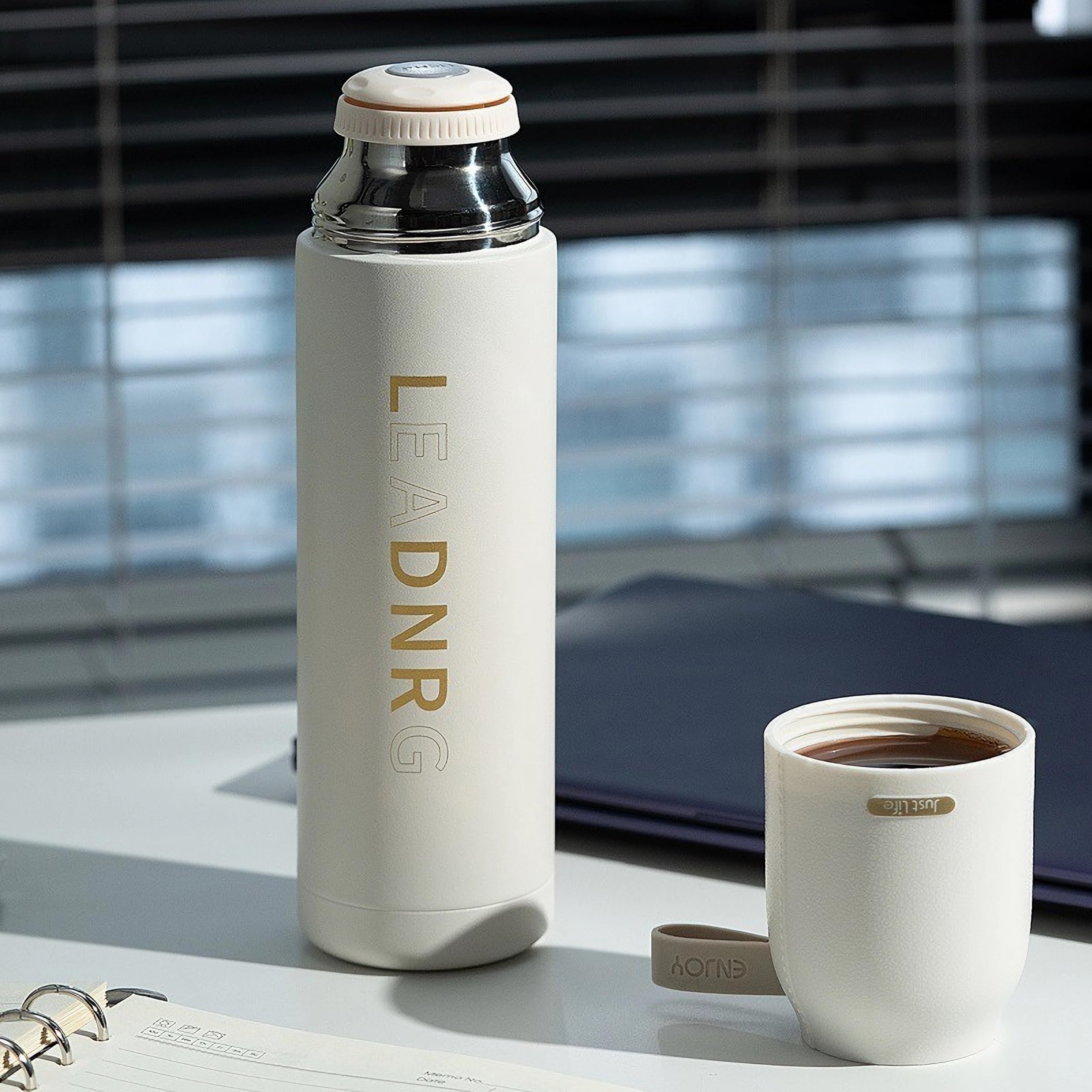 

Термос-бутылка для воды MYEEDA из нержавеющей стали 530 мл, подходит для девочек и со стильным дизайном, легко пьется, большая, тонкая, идеально подходит для улицы и вакуумная белый